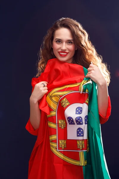 Красивая брюнетка с флагом Португалии. Тонированное изображение . — стоковое фото