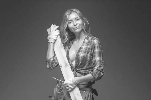 Portret van jonge vrouwelijke bouw timmerman — Stockfoto