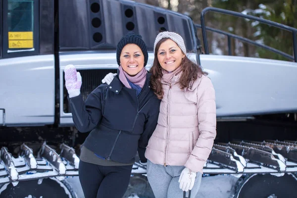 Sisters posing on ski resort — Stock Photo, Image