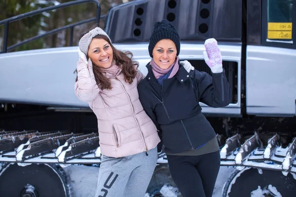 Zusters poseren in skigebied — Stockfoto
