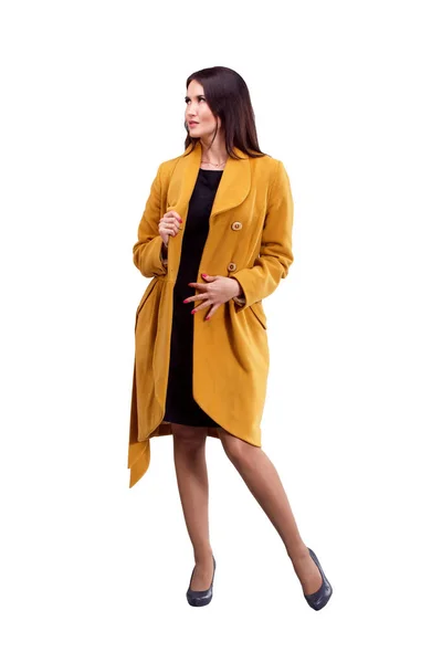 Retrato de chica de moda en abrigo amarillo posando sobre fondo claro —  Fotos de Stock