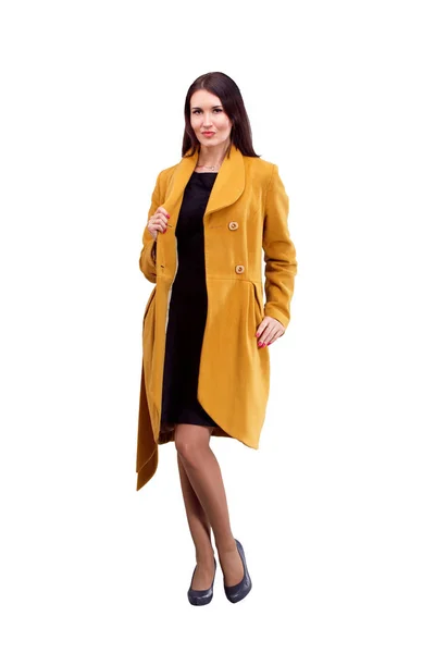 Retrato de menina da moda no casaco amarelo posando — Fotografia de Stock
