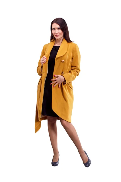 Retrato de chica de moda en el abrigo amarillo posando —  Fotos de Stock