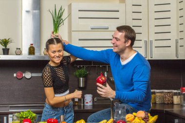 Genç çift mutfakta eğleniyor