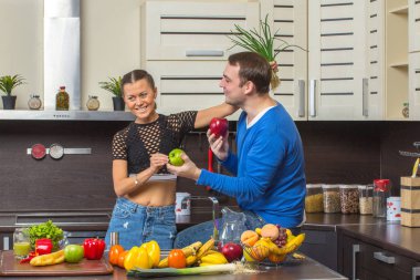 Genç çift mutfakta eğleniyor