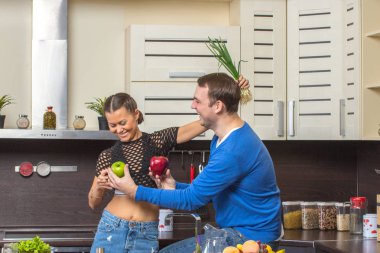 Genç çift mutfakta eğleniyor