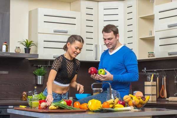 Genç çift mutfakta eğleniyor