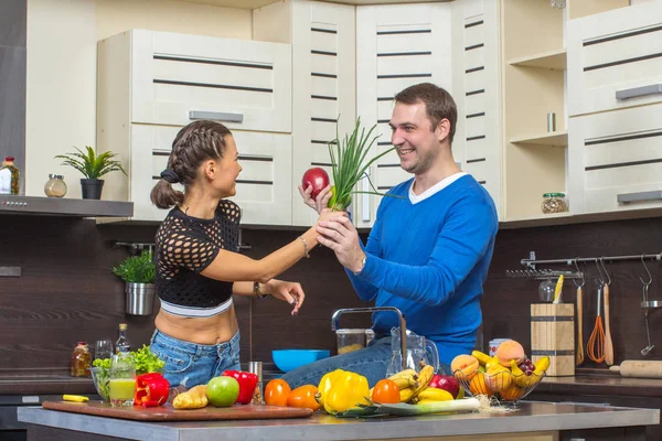 Genç çift mutfakta eğleniyor