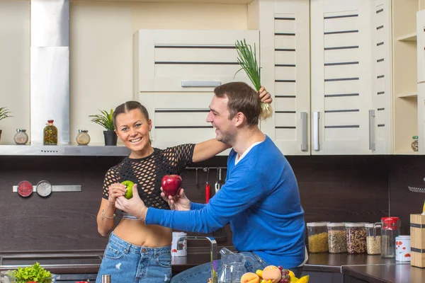 Genç çift mutfakta eğleniyor