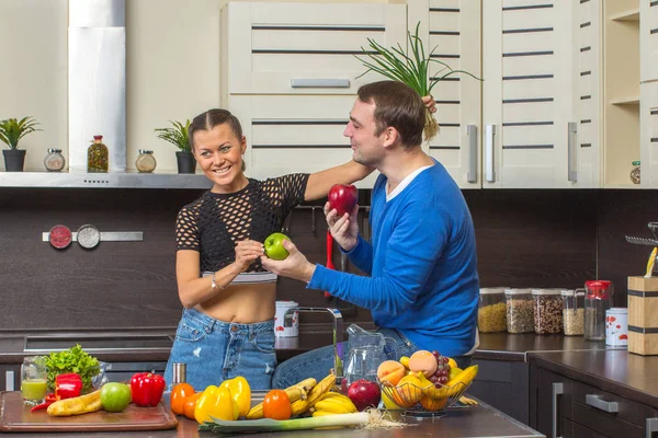 Genç çift mutfakta eğleniyor