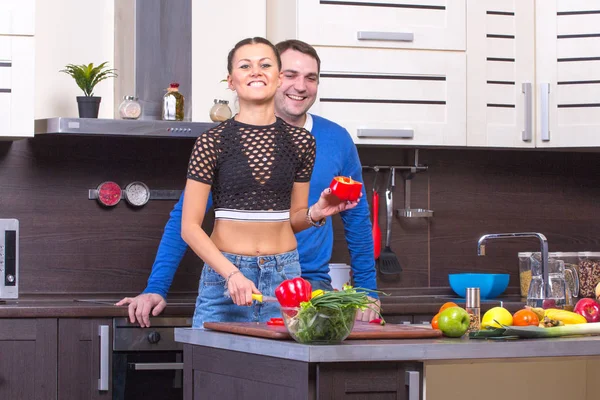 Genç çift yemek - erkek ve kadın evde onların mutfakta