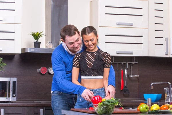 Genç çift yemek - erkek ve kadın evde onların mutfakta