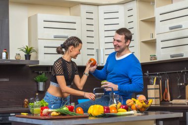 Genç çift mutfakta eğleniyor