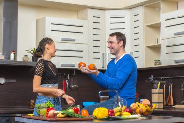 Genç çift mutfakta eğleniyor