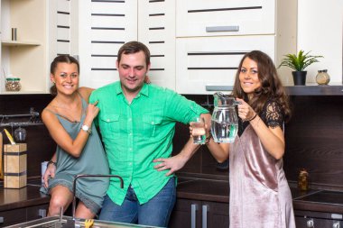 Hostes Konuklar bir bardak su mutfak sunar.