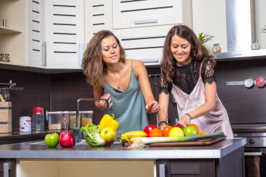 Sabah mutfakta ikizlerin