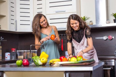 Sabah mutfakta ikizlerin