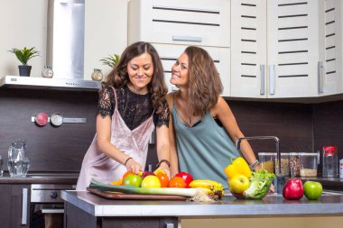 Sabah mutfakta ikizlerin