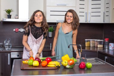 Sabah mutfakta ikizlerin