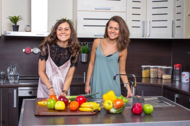 Sabah mutfakta ikizlerin