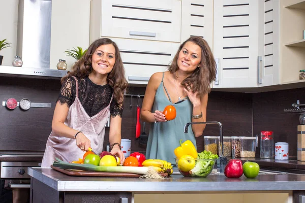 Tvillingar på kök på morgonen — Stockfoto