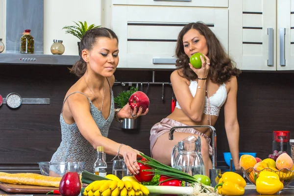 Gêmeos na cozinha — Fotografia de Stock