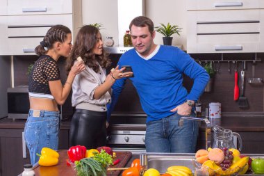 Evde sebze yemek smartphone ile gülümseyen insanlar