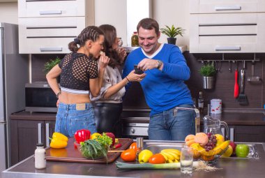 Evde sebze yemek smartphone ile gülümseyen insanlar