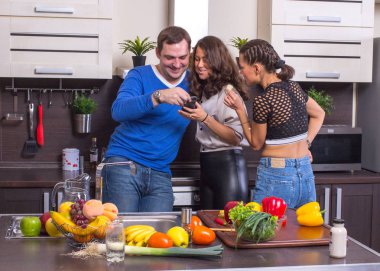 Evde sebze yemek smartphone ile gülümseyen insanlar