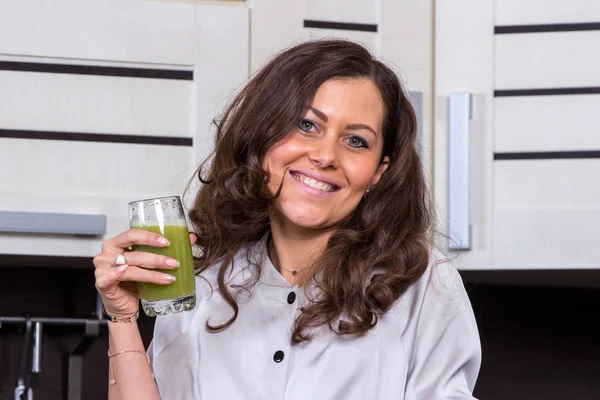 Młoda kobieta z picia sok warzywny — Zdjęcie stockowe