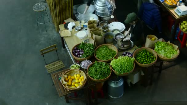 Vietnamesisches Café auf dem Markt — Stockvideo