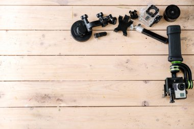 Tablo etkin kamera. Ahşap arka plan. Stüdyo çekim. 