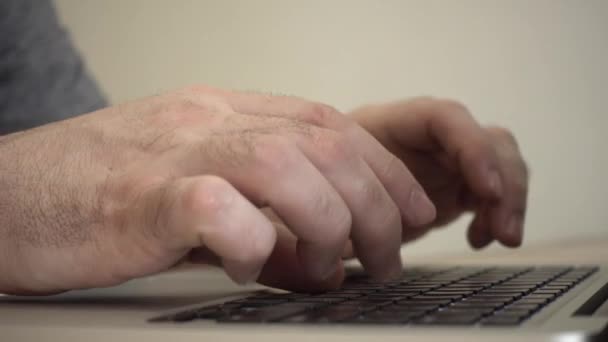 ノート パソコンのキーボードに書いて手クローズ アップ表示 — ストック動画