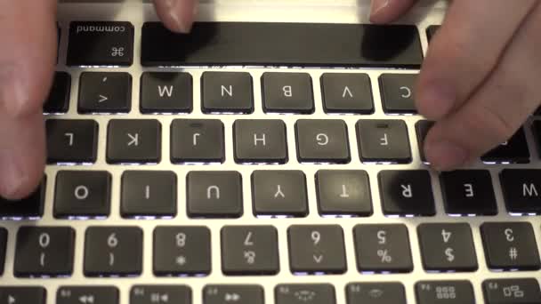 Mani che scrivono sulla tastiera del computer portatile, vista da vicino — Video Stock