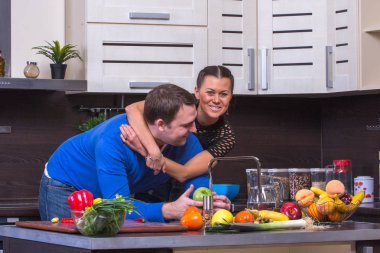 Çift ile elma mutfakta