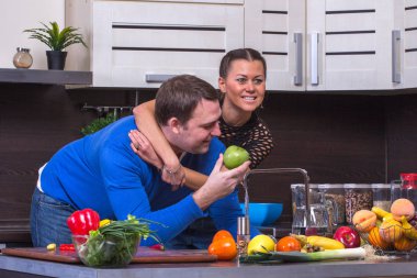 Çift ile elma mutfakta