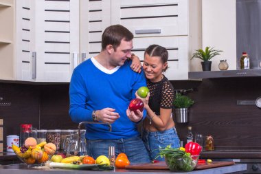 Çift ile elma mutfakta