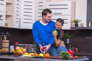 Çift ile elma mutfakta