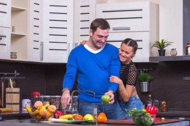 Çift ile elma mutfakta