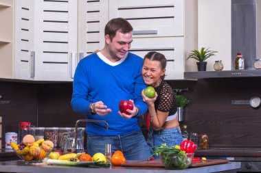 Çift ile elma mutfakta