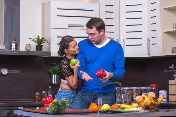 Casal com a Apple na cozinha — Fotografia de Stock