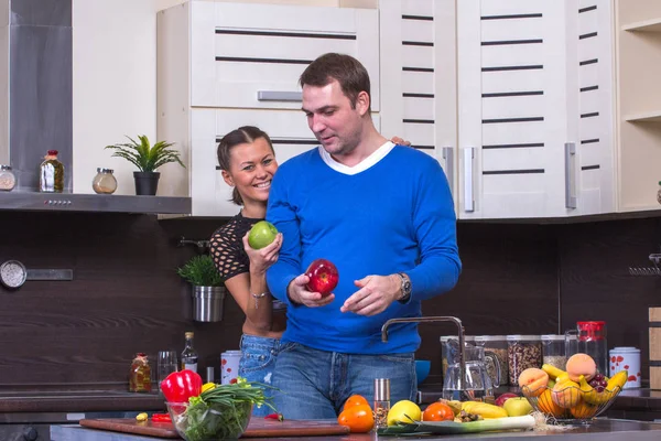Par med Apple i köket — Stockfoto