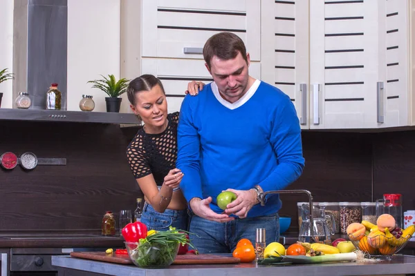 Casal com a Apple na cozinha — Fotografia de Stock