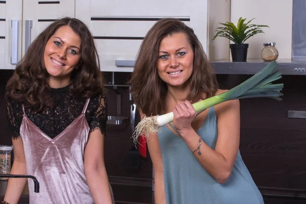 Gemelos felices de cerca retrato en la cocina en el fondo —  Fotos de Stock