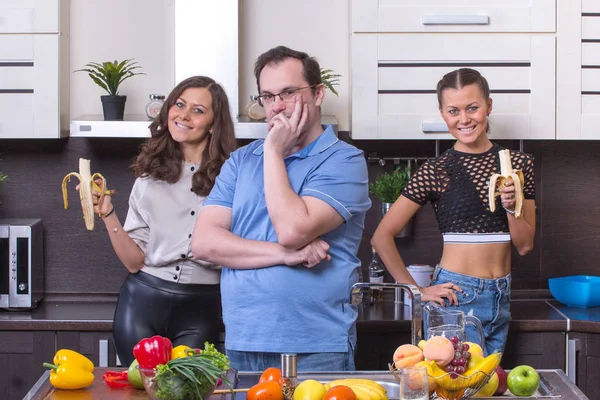 Sonriendo a la gente en la cocina —  Fotos de Stock