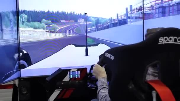 Personas dentro de simulador de carreras de coches — Vídeo de stock