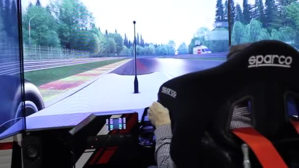 Människor inuti bil race simulator — Stockvideo