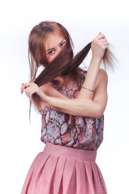 Romantik pembe elbiseli genç kadın