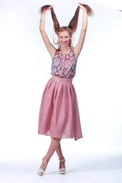 Młoda kobieta w różowej sukience romantyczny — Zdjęcie stockowe
