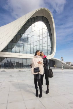 İki güzel kadın kentsel arka plan üzerinde